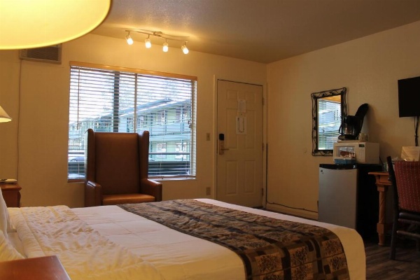 Big Pines Mountain House image 19