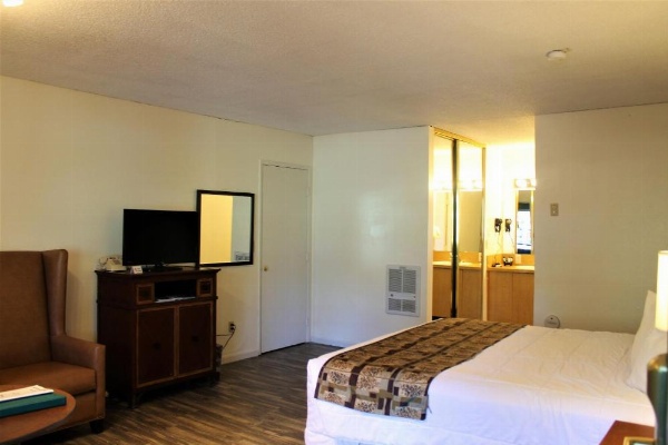 Big Pines Mountain House image 24