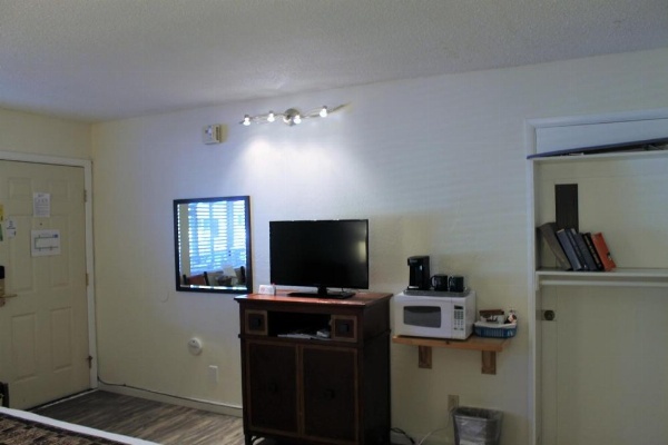 Big Pines Mountain House image 32